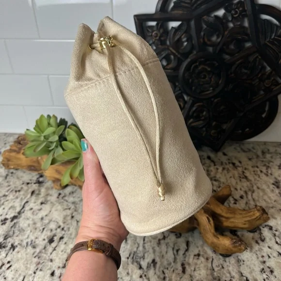 Bvlgari x Emirates Metallic Drawstring Pouch - Picture 3 of 11